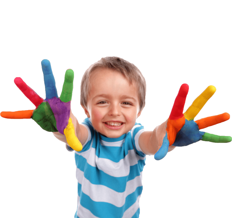 chłopiec z pomalowanymi dłońmi